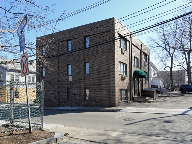 38 Middle St in Waltham, MA - Foto de edificio - Building Photo