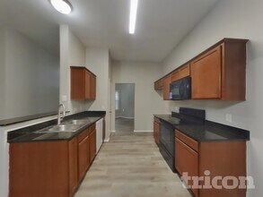 1602 Canary Island Ct in Dallas, TX - Foto de edificio - Building Photo