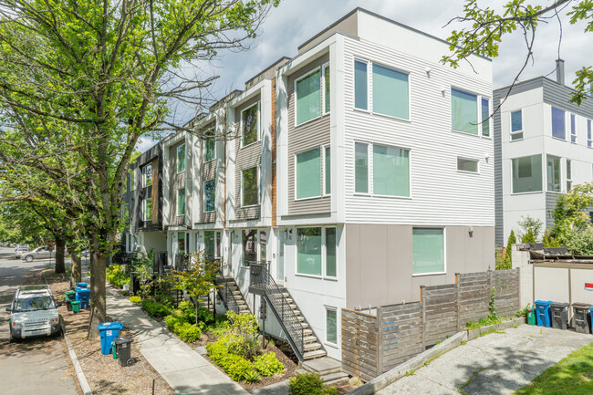 2703 E Yesler Way in Seattle, WA - Building Photo - Building Photo