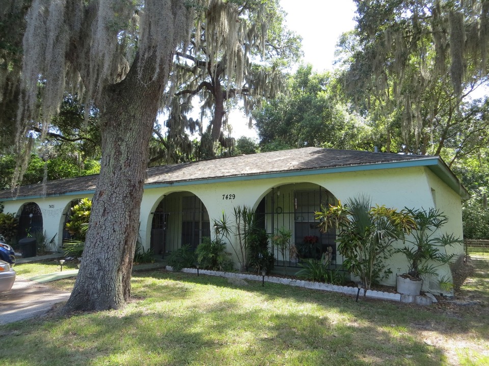 7423 Washington St in New Port Richey, FL - Building Photo