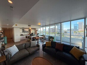185 SW 7th St, Unit 703 in Miami, FL - Foto de edificio - Building Photo