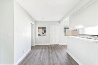 811 Gardenia Ave in Long Beach, CA - Building Photo - Building Photo