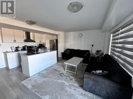 21 Blue Frst Cres in Barrie, ON - Building Photo