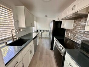 1041 Shell Blvd, Unit 6 in Foster City, CA - Building Photo - Building Photo