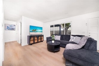 1011 W Myrtle St in Santa Ana, CA - Building Photo - Building Photo