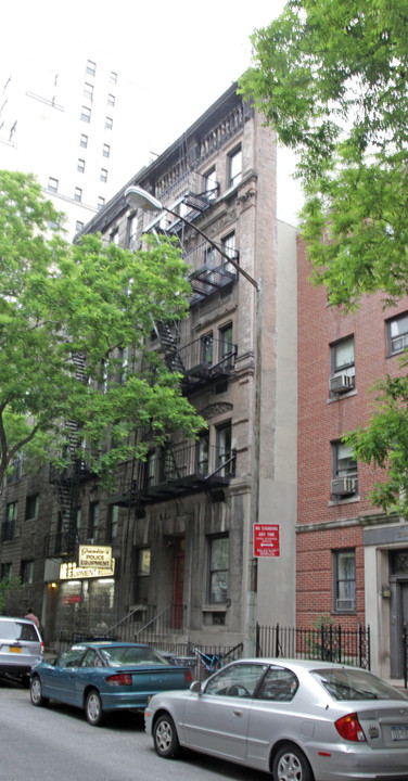 213 E 21st St in New York, NY - Building Photo