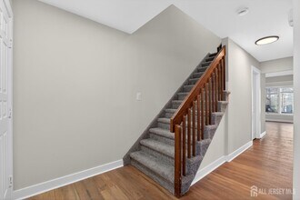 172 Nathan Dr in North Brunswick, NJ - Building Photo - Building Photo