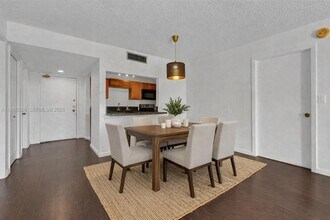 230 Lakeview Dr in Weston, FL - Building Photo - Building Photo