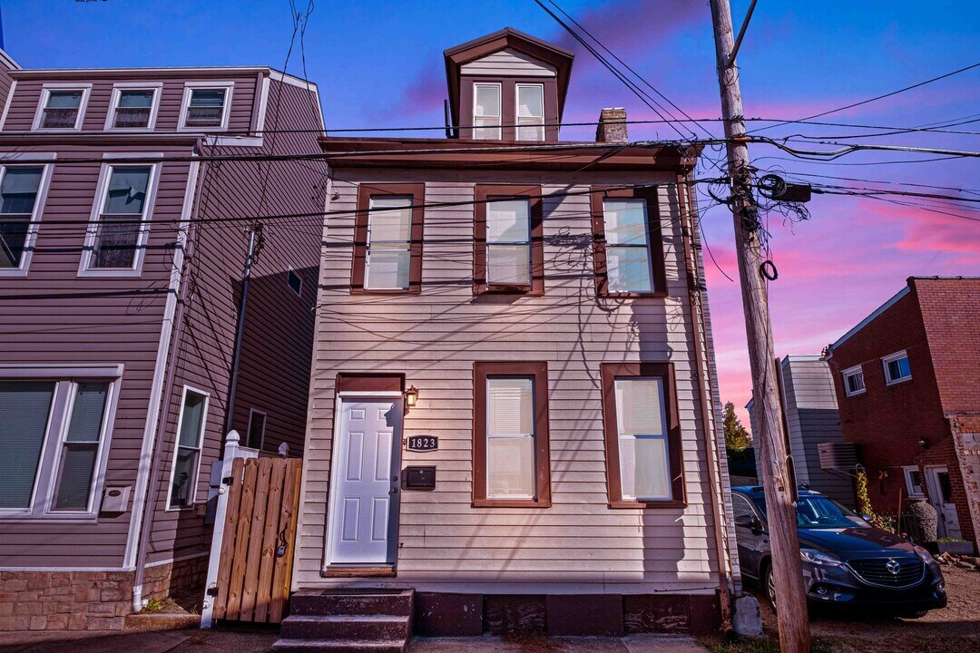 1823 Larkins Wy in Pittsburgh, PA - Building Photo