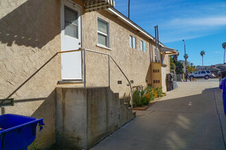 4912 W Point Loma Blvd in San Diego, CA - Building Photo - Building Photo