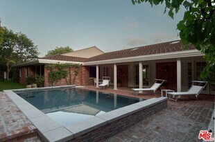 1121 N Beverly Dr in Beverly Hills, CA - Building Photo