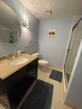 21190 Vineland Sq, Unit Basement Bedroom-Bathroom in Ashburn, VA - Building Photo - Building Photo