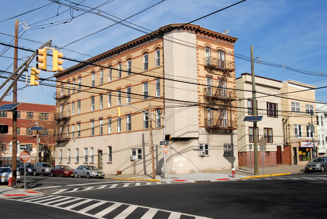 589 Kennedy Blvd in Bayonne, NJ - Building Photo