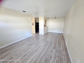 537 Rock Pit Rd in Titusville, FL - Foto de edificio - Building Photo
