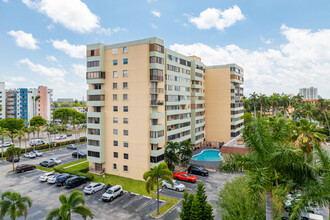 Half Moon Towers in Miami, FL - Foto de edificio - Building Photo