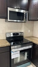 2121 NE 168th St in North Miami Beach, FL - Building Photo - Building Photo