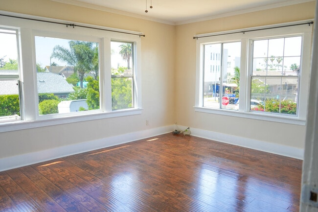1353 W 49th St in Los Angeles, CA - Building Photo - Building Photo