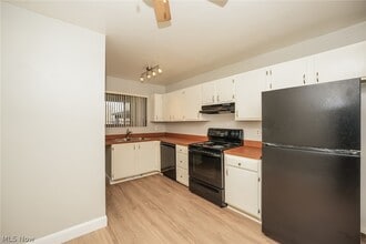 9471 Madison Ln in North Royalton, OH - Building Photo - Building Photo