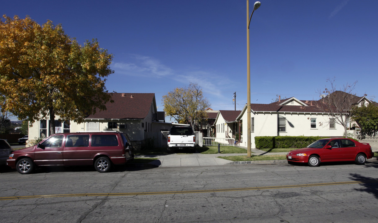 201-209 N Hagar St in San Fernando, CA - Building Photo