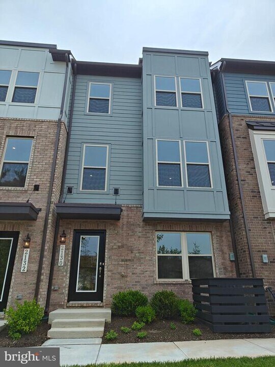 2130 Acadia Rd in Herndon, VA - Building Photo