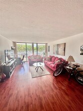 3731 N Country Club Dr, Unit 229 in Aventura, FL - Foto de edificio - Building Photo