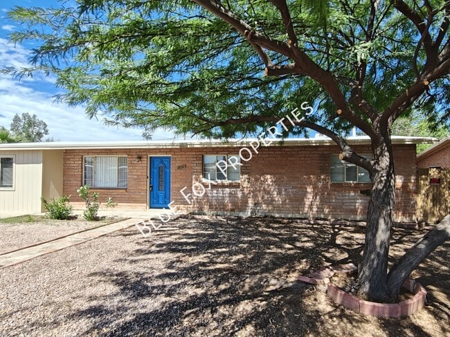 property at 3857 E Edison Pl