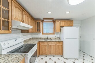 28 Case Dr, Unit #1 in Revere, MA - Foto de edificio - Building Photo