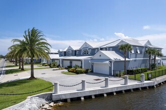 Channelside Luxury Townhomes in Jacksonville Beach, FL - Foto de edificio - Building Photo