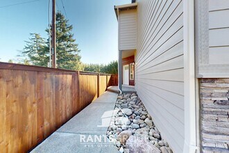 Leah's Landing in Yelm, WA - Building Photo - Building Photo