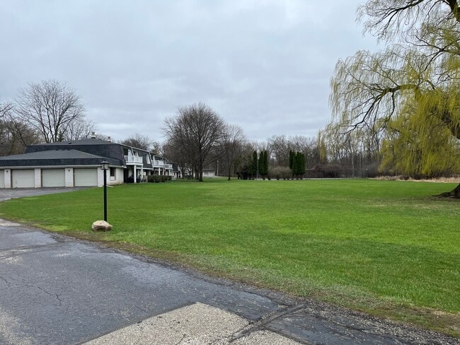 20275 Independence Dr in Brookfield, WI - Building Photo - Building Photo