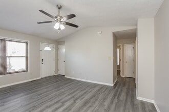 4511 Tucson Dr in Indianapolis, IN - Foto de edificio - Building Photo