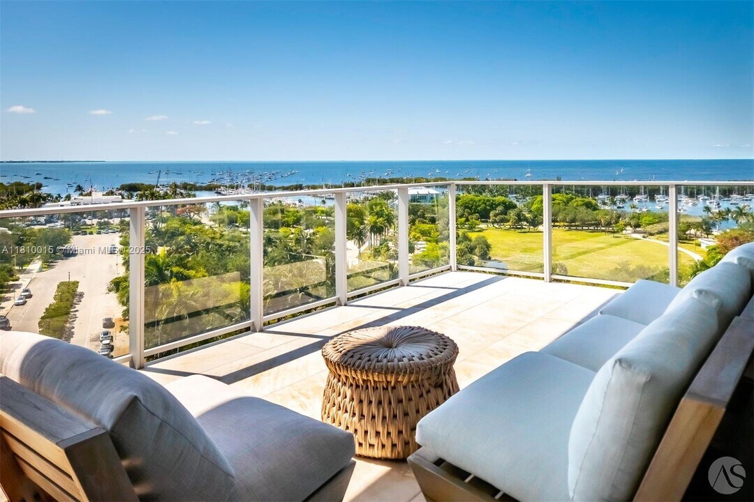 2675 S Bayshore Dr in Miami, FL - Building Photo