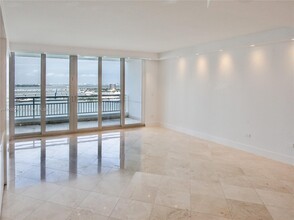 848 Brickell Key Dr, Unit 2606 in Miami, FL - Building Photo - Building Photo