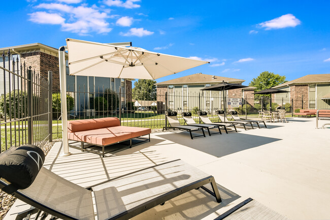 The Arbor Apartments and Townhomes in Blue Springs, MO - Building Photo - Building Photo