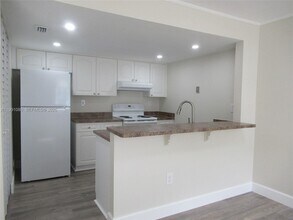 6825 SW 45th Ln in Miami, FL - Building Photo - Building Photo