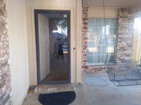 415 Valley Mills Dr in Arlington, TX - Building Photo