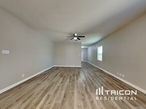 4823 Hallies Gdn in Saint Hedwig, TX - Building Photo - Building Photo