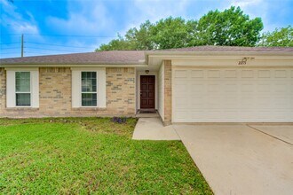 2215 Squire Dobbins Dr in Sugar Land, TX - Building Photo - Building Photo