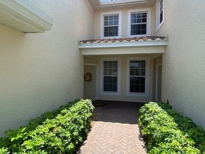 1345 Henley St in Naples, FL - Building Photo - Building Photo