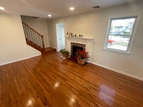 576 John St in Teaneck, NJ - Foto de edificio - Building Photo