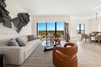 701 Valencia Ave in Coral Gables, FL - Foto de edificio - Building Photo