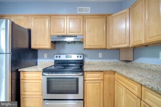 100 Chaucer Rd in Mount Laurel, NJ - Building Photo - Building Photo
