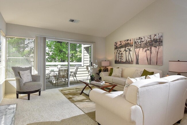 1711 Parkview Green Cir in San Jose, CA - Foto de edificio - Building Photo