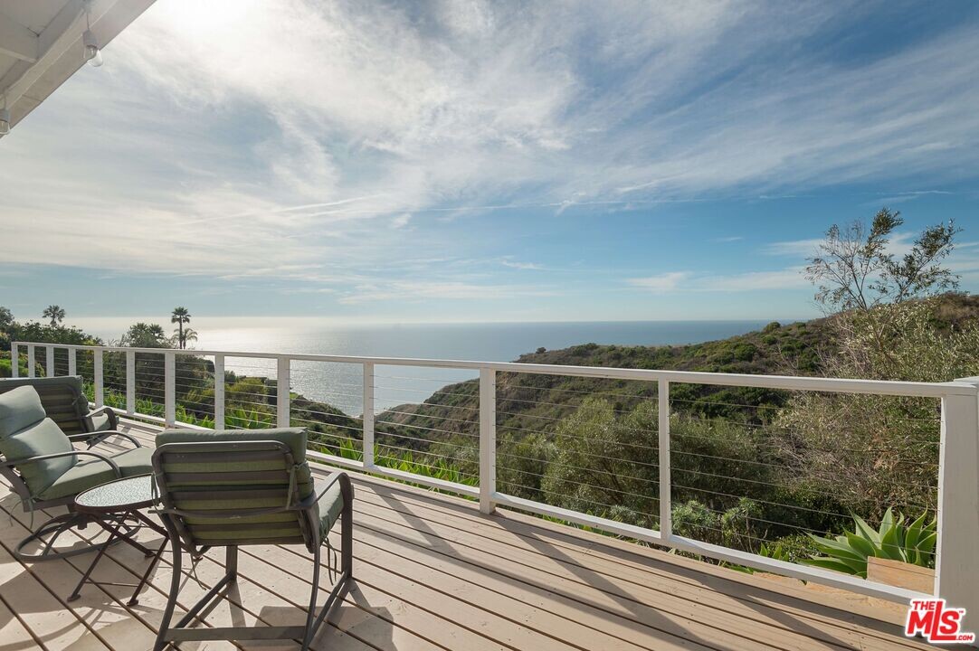 22329 Carbon Mesa Rd in Malibu, CA - Foto de edificio