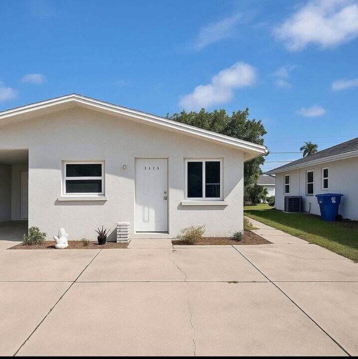 3115 2nd St, Unit AptA in Ft. Myers, FL - Foto de edificio