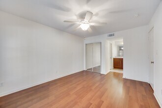 7685 Northcross Dr, Unit 1121 in Austin, TX - Building Photo - Building Photo