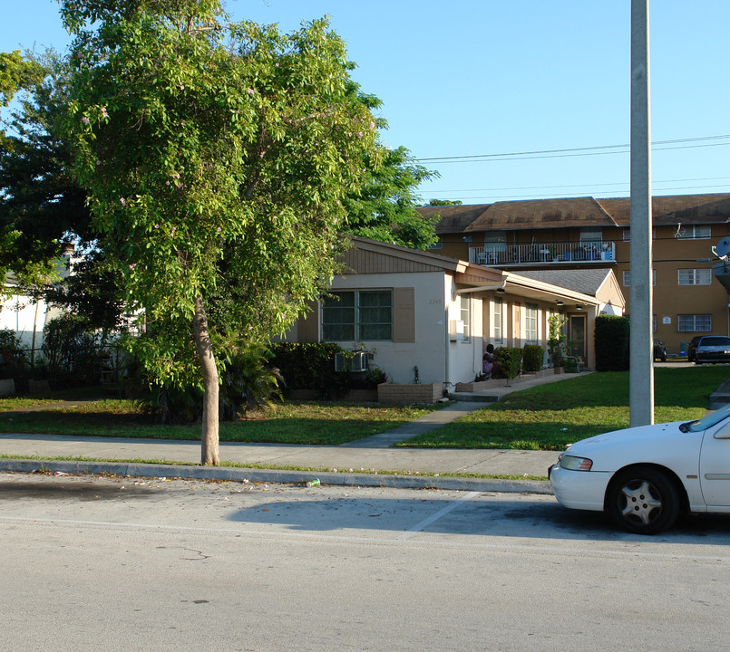 2349 NE 172nd St in North Miami Beach, FL - Foto de edificio