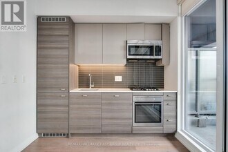 835 St Clair Ave W in Toronto, ON - Building Photo - Building Photo