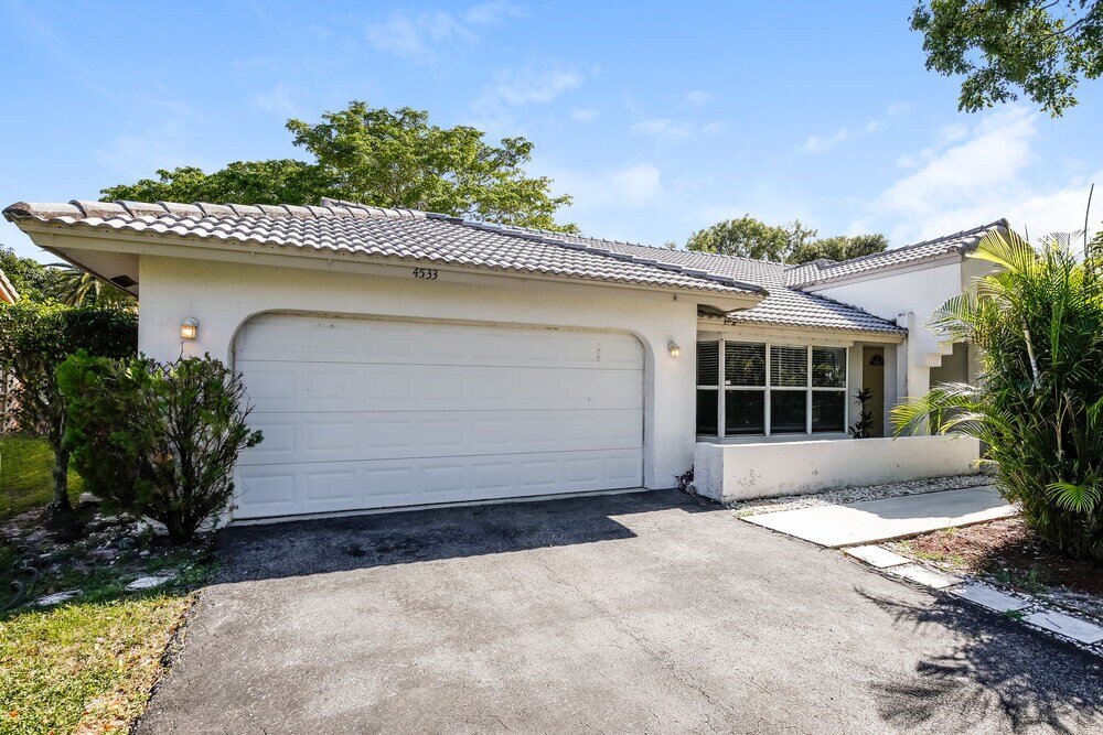 4533 NW 88th Terrace in Coral Springs, FL - Building Photo