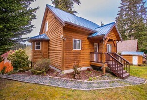 1130 Honeymoon Lake Dr in Greenbank, WA - Building Photo